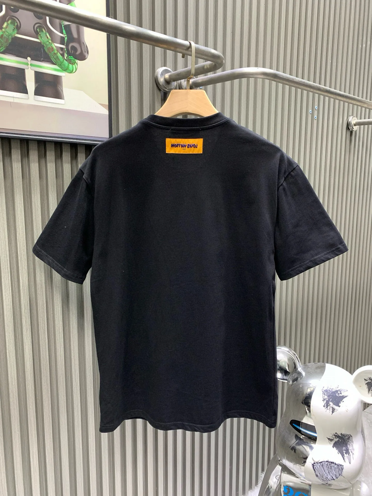 🅿️280 🀄️ Louis Vuitton Louis Vuitton 1V Louis Vuitton 2025FW The most expensive embroidered/pearl beaded half-sleeved T-shirt in history. This cotton T-shirt is from the 2025 spring and summer show. It shows the latest designer Pharrell Williams/Fei Dong's Marque L. Vuitton déposée logo created by citing the brand archives. Beaded embroidery and delicate silk threads highlight the dandy theme of the season. The reverse-effect beaded embroidered label injects a trendy look into the casual look. The fabric is made of 40s double-ply combed cotton + long-staple cotton blended compact siro-spun yarn. The weight is 280g. The front panel is embroidered with Tajima embroidery machine imported from Japan. Thick rubber pad base polyester mercerized three-dimensional hemming embroidery. Each bead is hand-pointed. A cardboard mold is opened. A single cut piece is powder-swept for precise positioning. The beads are made with 4-mile round pearlescent white bubble beads and are hand-crocheted. All single beads are tied with hooks and threads to ensure they are in the right position to sweep the powder, which is different from the ordinary beaded versions on the market.